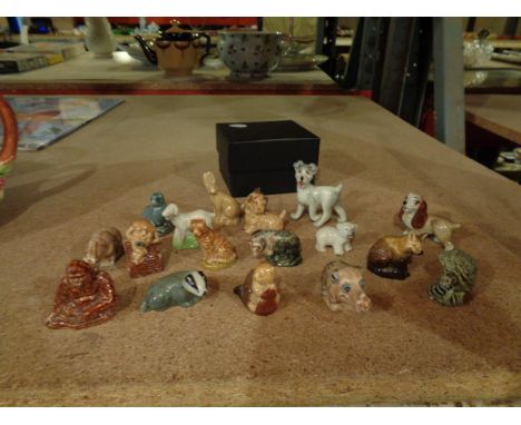 A BOX OF WADE CERAMIC ANIMALS TO INCLUDE A BADGER, HIPPO, SEAL AND POLAR BEAR 