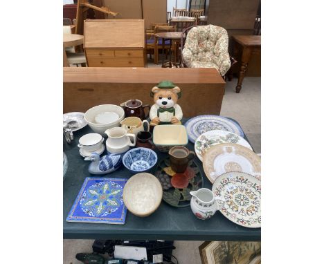 AN ASSORTMENT OF CERAMIC ITEMS TO INCLUDE A BEAR COOKIE JAR, FIVE VARIOUS JUGS AND VARIOUS PLATES ETC 