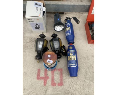 AN ASSORTMENT OF ITEMS TO INCLUDE OUTSIDE LIGHTS, FIRE EXTINGUISHERS AND A CAMPING LIGHT ETC 