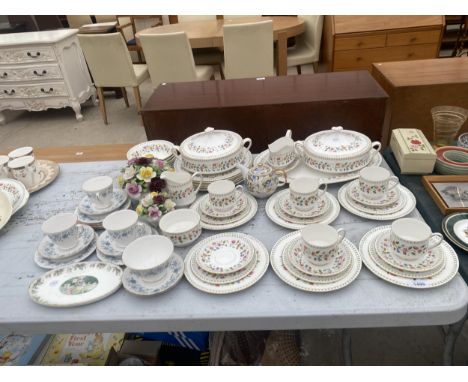 AN ASSORTMENT OF CERAMIC WARE TO INCLUDE A SIX SETTING PARAGON 'ANASTASIA' DINNER SERVICE (MISSING ONE SOUP BOWL), COLCLOUGH 