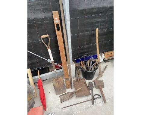 AN ASSORTMENT OF GARDEN AND HAND TOOLS TO INCLUDE A SPIRIT LEVEL, SHOVELS AND RASPS ETC 