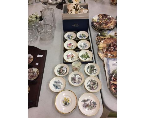 A COLLECTION OF SMALL DECORATIVE ROYAL WORCESTER PLATES, A SMALL WEDGWOOD 'SWALLOW' VASE AND A LARGE WEDGWOOD MUG 