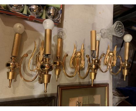 THREE WALL MOUNTED LIGHT FITTINGS AND A GLASS VASE 