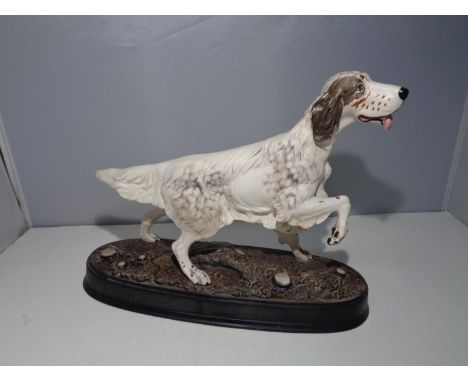 A BESWICK ENGLISH SETTER ON A CERAMIC PLINTH 