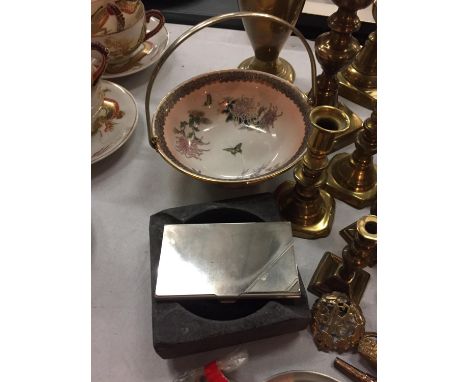 AN ASSORTMENT OF COLLECTABLE BRASS, SILVER PLATE AND PEWTER ITEMS TO INCLUDE GOBLETS, CANDLESTICKS AND A VERY UNUSUAL BRASS A