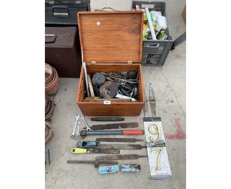 A WOODEN TOOL CHEST CONTAINING A LARGE NUMBER OF TOOLS TO INCLUDE RASPS, SPIRIT LEVELS AND HINGES ETC 