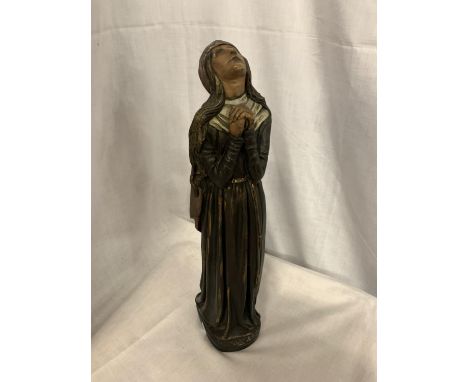 A CERAMIC FIGURE OF A  LADY IN PRAYER HEIGHT APPROX 41CM 