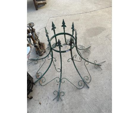 A LARGE DECORATIVE WROUGHT IRON ROOF FINIAL 