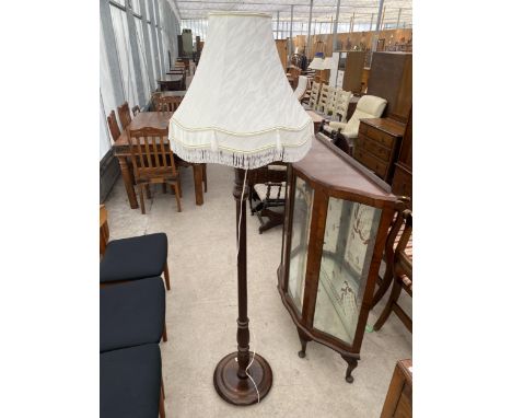 AN EARLY 20TH CENTURY OAK STANDARD LAMP WITH SHADE 