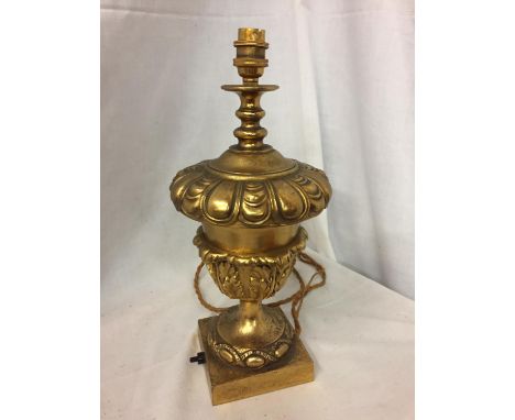 A DECORATIVE NEO CLASSICAL STYLE GILDED BRASS TABLE LAMP, HEIGHT APPROX 37CM, DIAMETER OF WIDEST POINT - APPROX 16CM, DIAMETE