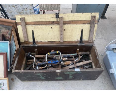 A VINTAGE WOODEN TOOL CHEST CONTAINING AN ASSORTMENT OF HAND TOOLS TO INCLUDE BRACE DRILLS, FILES AND RASPS ETC 