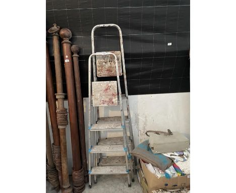 AN ALUMINIUM FOUR RUNG STEP LADDER AND A FURTHER THREE RUNG ALLUMINIUM STEP LADDER 