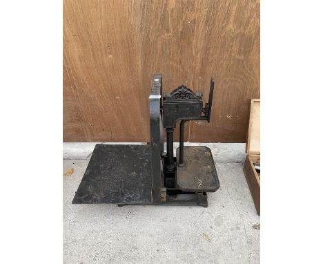 A SET OF VINTAGE POATO WEIGHING SCALES 