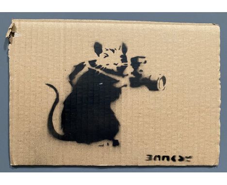 BANKSY (Né en 1974) (D’après)« Rat photographer ». 2015. Bombe aérosol et pochoir sur carton. Signé « Banksy » sur le devant 