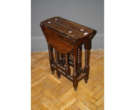 A 17th century style oak gateleg tale with bobbin turned frame, 58.5cm