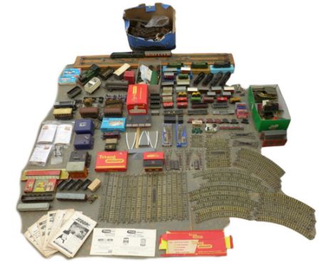 A collection of OO, HO, and O gauge model railway items, mainly Hornby, including a kit-built 'Rothervale' no.8 O-gauge locom
