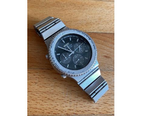 A gent's stainless steel Seiko chronograph wrist watch 7a38-7070 - needs a battery.