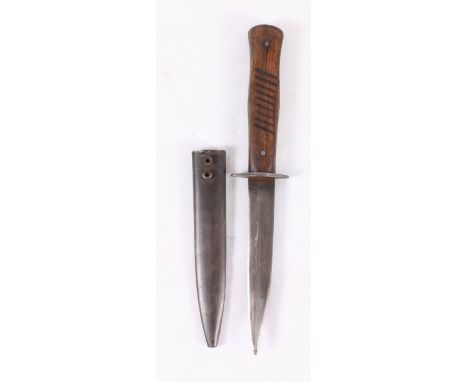 German trench knife with single edged blade by Gotilie Hammesfahr of Solingen Foche, hatched wood grip and scabbard, blade le