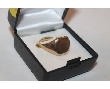 A 9ct gold signet ring, ring size S, approx. total weight 5gms 