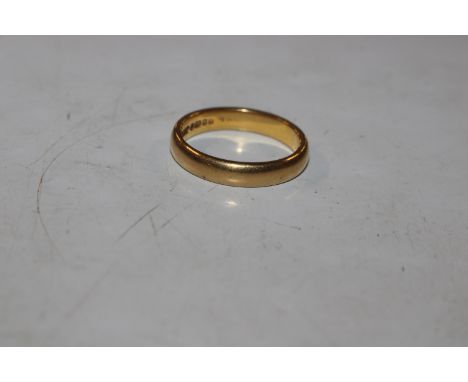 A 22ct gold wedding band, ring size O/P, approx. 5.6gms 