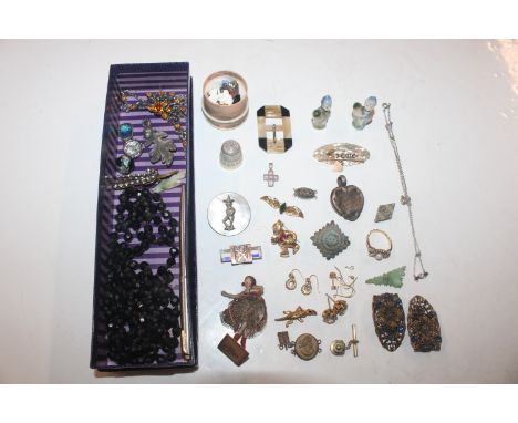 A collection of vintage jewellery including jet necklace and brooches  