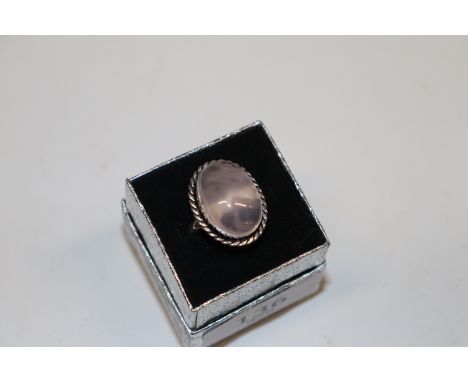 A rose quartz set ring 