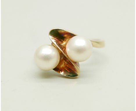 A 9ct gold ring set with two cultured pearls, 2.8g, L/M 