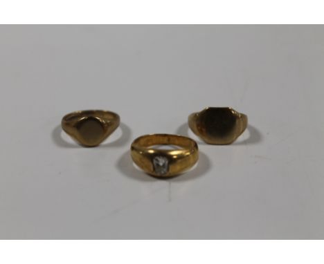 TWO 9ct GOLD SIGNET RINGS AND A YELLOW METAL RING SET WITH A WHITE STONE 