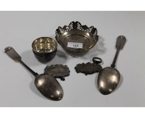 A COLLECTION OF HALLMARKED SILVER ITEMS TO INCLUDE DECANTER LABELS, HALLMARKED SILVER DISH, ETC  