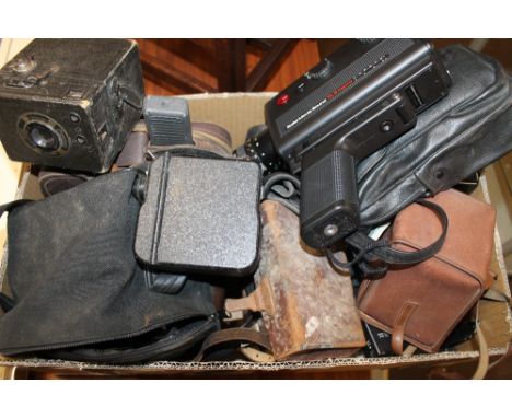 A QUANTITY OF ASSORTED CAMERAS TO INCLUDE A ROLLEI MOVIE SOUND, A CORONET REX, A PATHESCOPE, ETC 