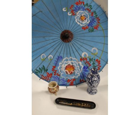 A QUANTITY OF ORIENTAL STYLE COLLECTABLES TO INCLUDE A PAPIER MACHE TRAY TOGETHER WITH A VASE WITH DOG OF FOO FINIAL, A SMALL