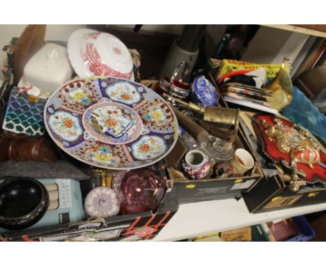 TWO TRAYS OF CHINA AND CERAMICS TO INCLUDE COPELAND SPODE, IMARI WARE, ETC TOGETHER WITH A TRAY OF RECORDS AND SINGLES INCLUD