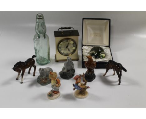 A BOX OF COLLECTABLES TO INCLUDE BENEAGLES WHISKEY ORNAMENTS, CAITHNESS PAPER WEIGHT, GOEBEL FIGURES, ETC  
