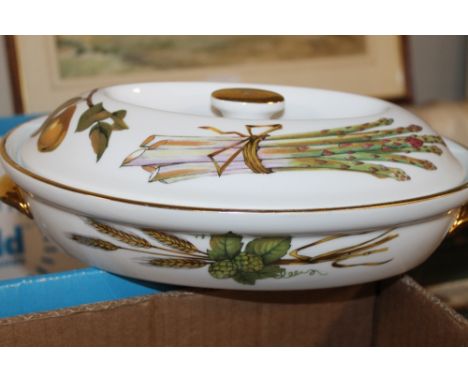 TWO TRAYS OF ROYAL WORCESTER EVESHAM TEA AND DINNER WARE