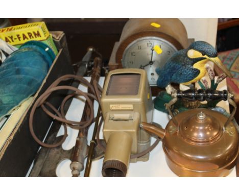 A TRAY OF SUNDRIES TO INCLUDE A SMITHS MANTEL CLOCK, COPPER KETTLE, PROJECTOR, ETC 