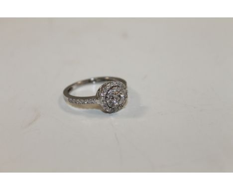 AN 18ct WHITE GOLD DIAMOND RING 