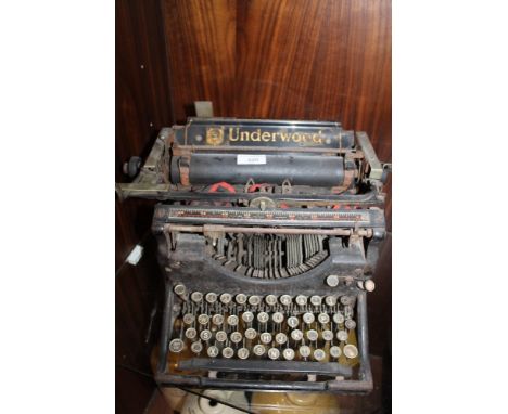AN EARLY 20TH CENTURY UNDERWOOD TYPEWRITER