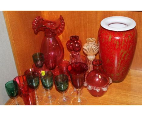 A QUANTITY OF COLOURED GLASSWARE TO INCLUDE RUBY GLASS, CRANBERRY STYLE GLASS, ETC  