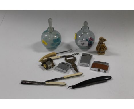 A QUANTITY OF ASSORTED COLLECTABLES TO INCLUDE MDINA SCENT BOTTLES, RAZOR, BUTTON HOOKS, ETC 