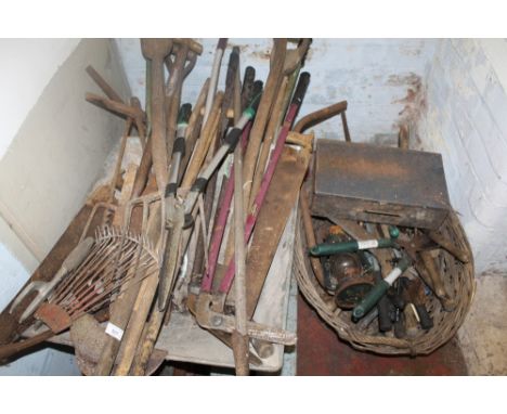 A LARGE QUANTITY OF ASSORTED HAND TOOLS IN A GARDE WHEEL BARROW