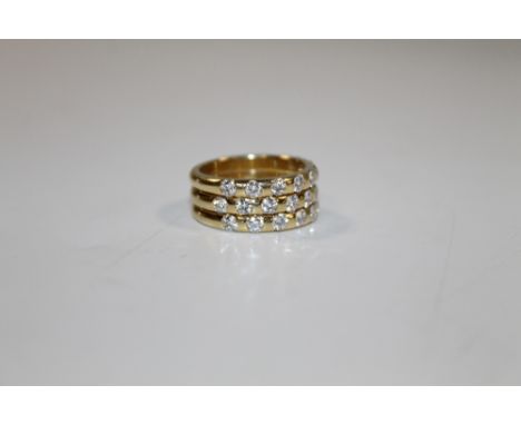 AN 18ct GOLD AND DIAMOND RING, 25 STONES