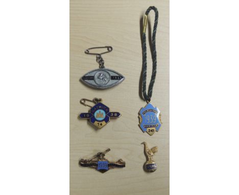 Racing - a white metal members badge for "Sandown 1939"; two enamelled brass badges for Folkestone Race Club 1939; an enamell