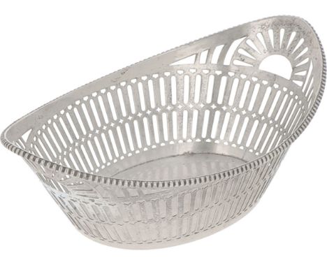 Boat-shaped model with openwork sides and soldered pearl rim. Netherlands, Haarlem, A. Presburg, 1945/46, hallmarks: Leeuw, M