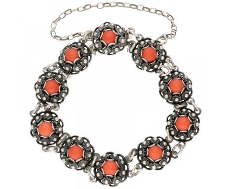 With safety chain. Makers' mark: G.J. van den Bergh Zilverwerken b.v., Schoonhoven, The Netherlands, 1981 / h. L: 18 cm. Weig