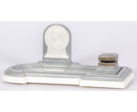 The portrait medallion with inscription: 1914-1916, two coloured marble, an inkwell and penrest. Estimate: € 20 - € 30.