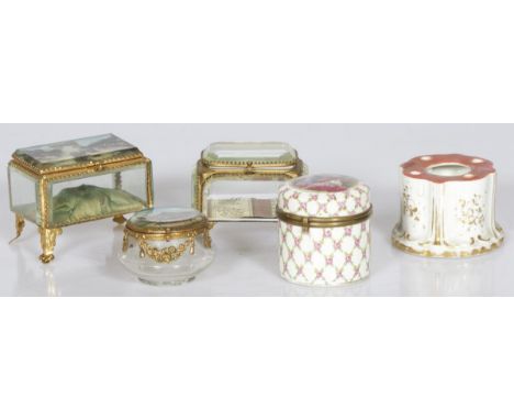 Amongst which two souvenir boxes and a boite de mariage. Inkwell missing. Estimate: € 20 - € 30.