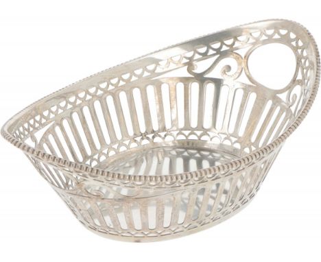Boat-shaped model with openwork sides and soldered pearl rim. The Netherlands, Sneek, Fa. Writing mamas, 1960, hallmarks: Lee