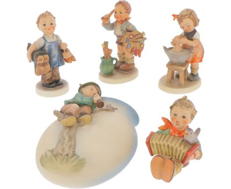 A.o. a flute player on a wall vase, a painter, a little cobler, a musical youth with an accordion and a little girl bathing h