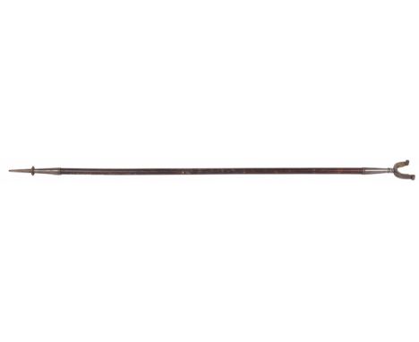 Stained wood and with an iron fork and end H: 147 cm. Estimate: € 60 - € 80.