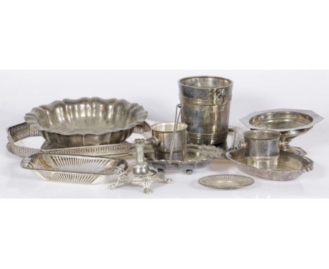 A.w. a wine cooler, fruitbowl, puff pastry basket, candlestick and serving trays. Estimate: € 40 - € 60.
